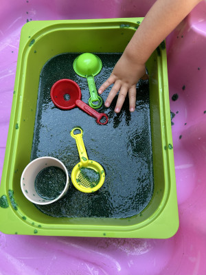 Sensory- Play- Frosch- Schleim aus Chiasamen